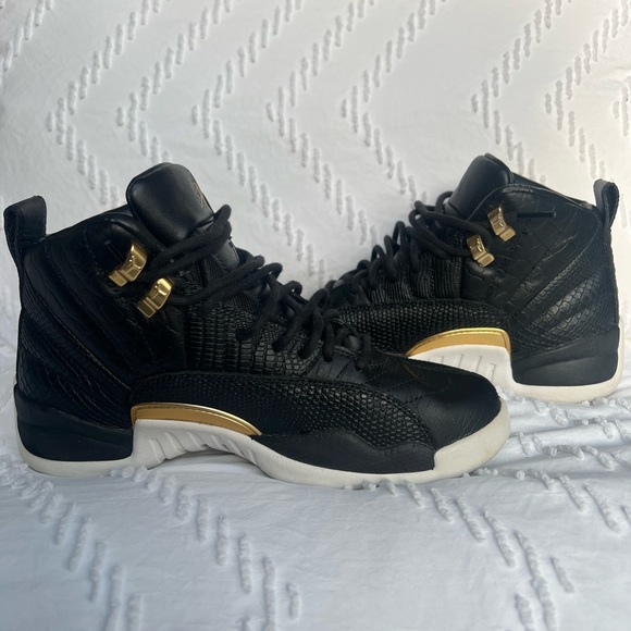 Women’s Air Jordon 12 Retro size 7 - Picture 2 of 16